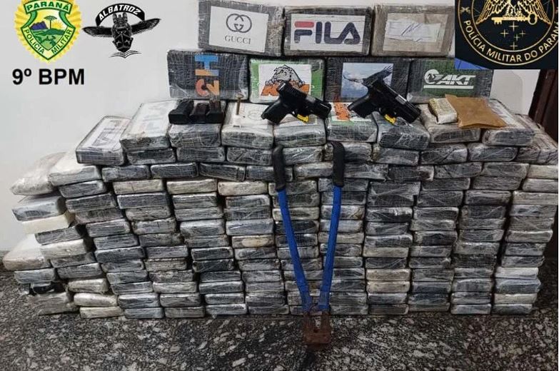 PM apreende caminhão carregado com 176 kg de cocaína em Paranaguá (Foto: PMPR)