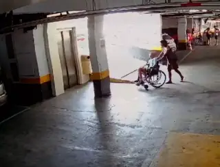 Imagens mostram mulher colocando cadáver em cadeira de rodas e circulando pelo banco