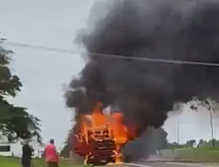 Caminhão com barris de chopp é destruído por incêndio na PR-323