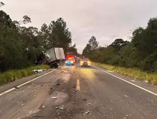 Colisão entre caminhões deixa um motorista morto na BR-153, em Imbituva