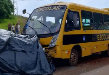 Três pessoas morrem em colisão frontal entre carro e ônibus escolar na PR-473