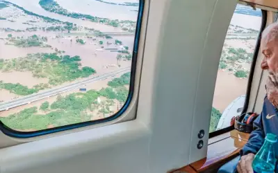 Lula sobrevoa áreas atingidas por enchentes no Rio Grande do Sul