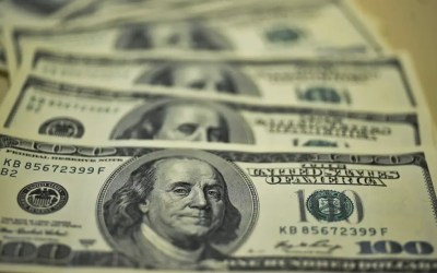 Dólar sobe e fecha perto de R$ 5,80 com payroll, Trump e ruído fiscal