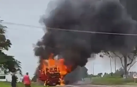 Caminhão com barris de chopp é destruído por incêndio na PR-323