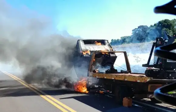 Caminhão é consumido pelo fogo na PR-490, entre Iporã e Altônia